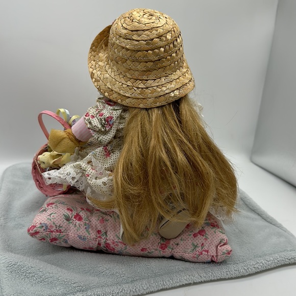 Vintage Porcelain Kneeling Blue-eyed Doll w/Basket of Bunnies 10”approx - Picture 5 of 10